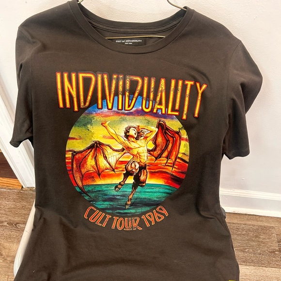 Graphic T-shirt - Picture 1 of 5